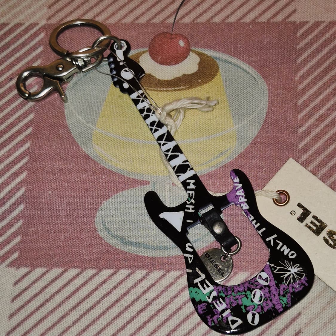 00s 디젤 레트로 그래피티 메탈 기타 빅 키링 상품이미지6