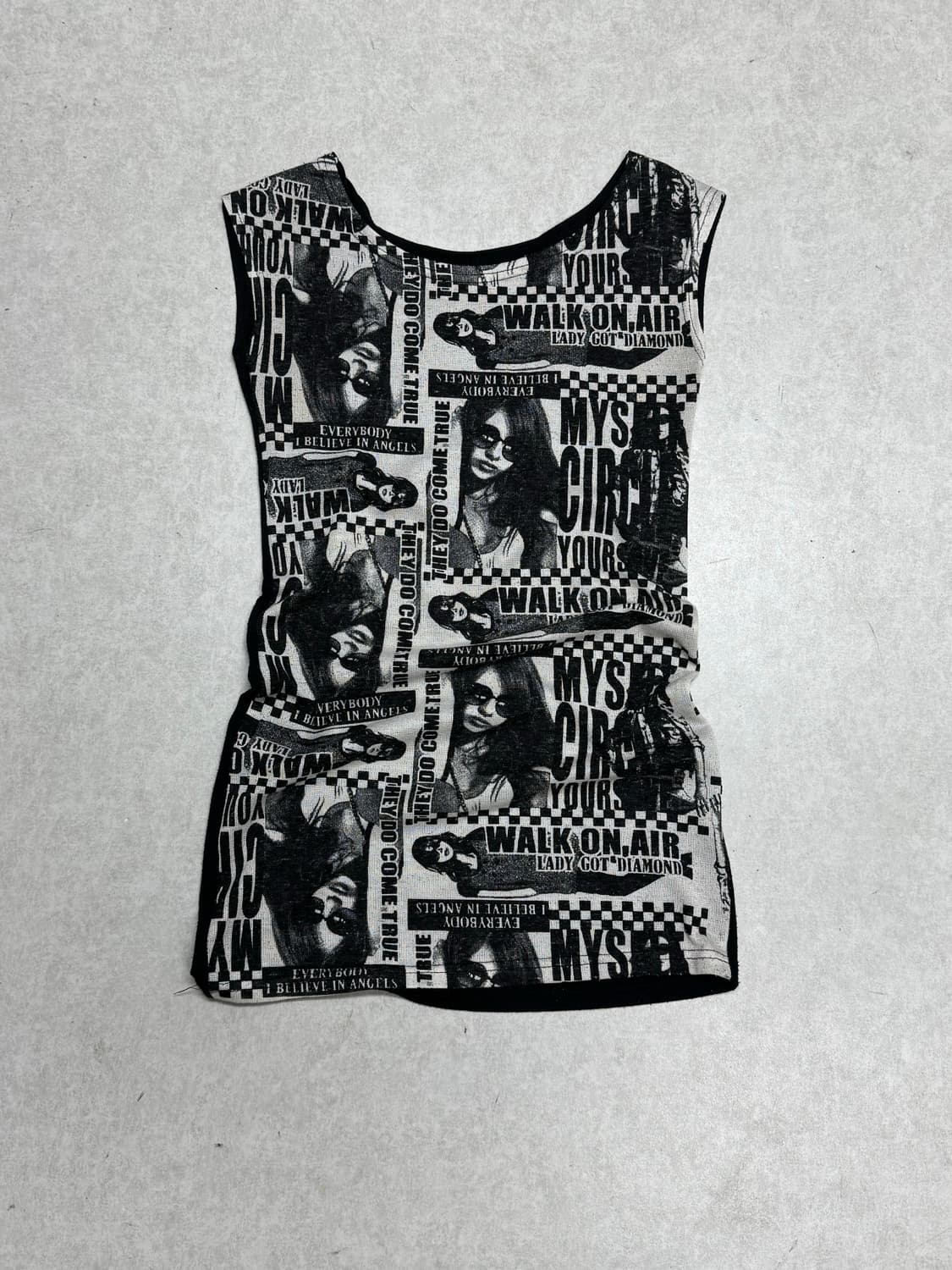 펑크 메거진프린팅 탑  상품이미지1