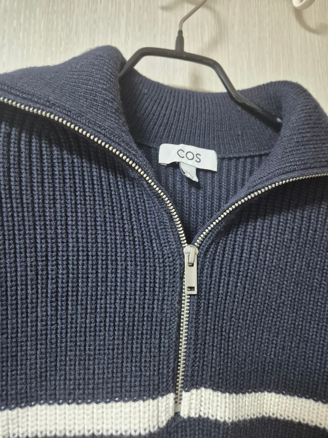COS 코스 신형  스트라이프 니티드 하프 집업 니트 상품이미지4