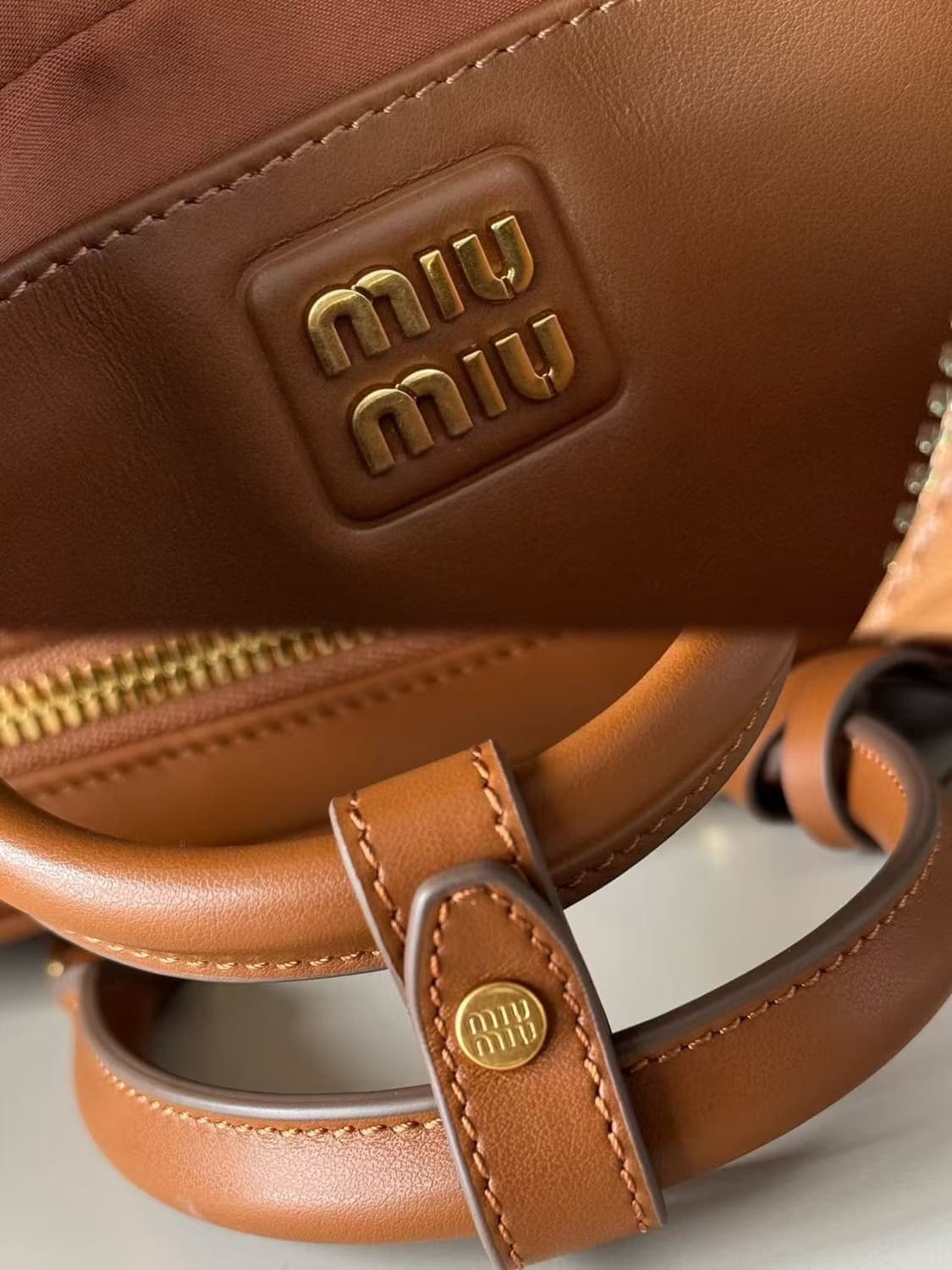 미우 미우 아르카디 레더 백 꼬냑 상품이미지4