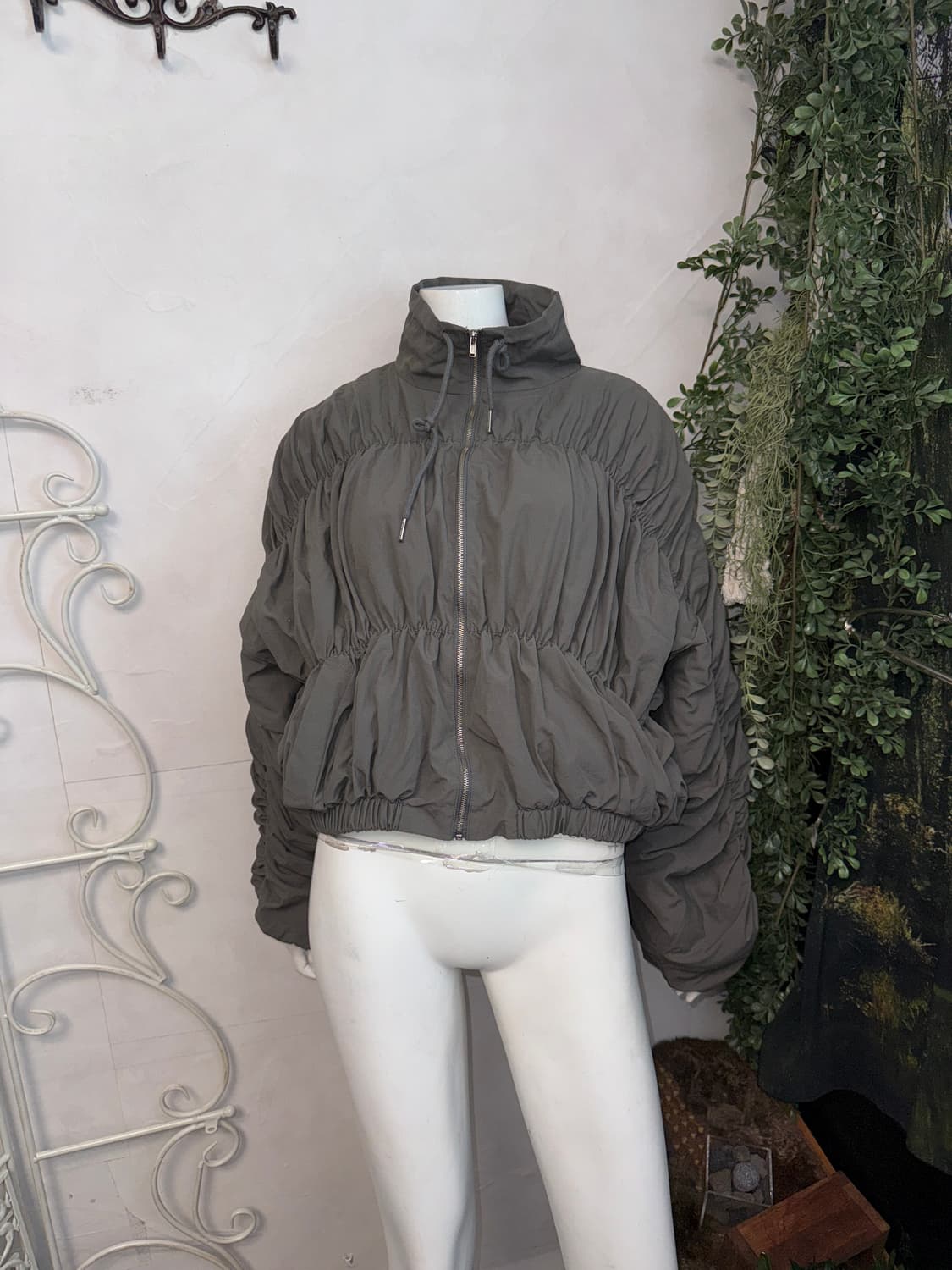 Charcoal shirring details crop puffer 상품이미지5