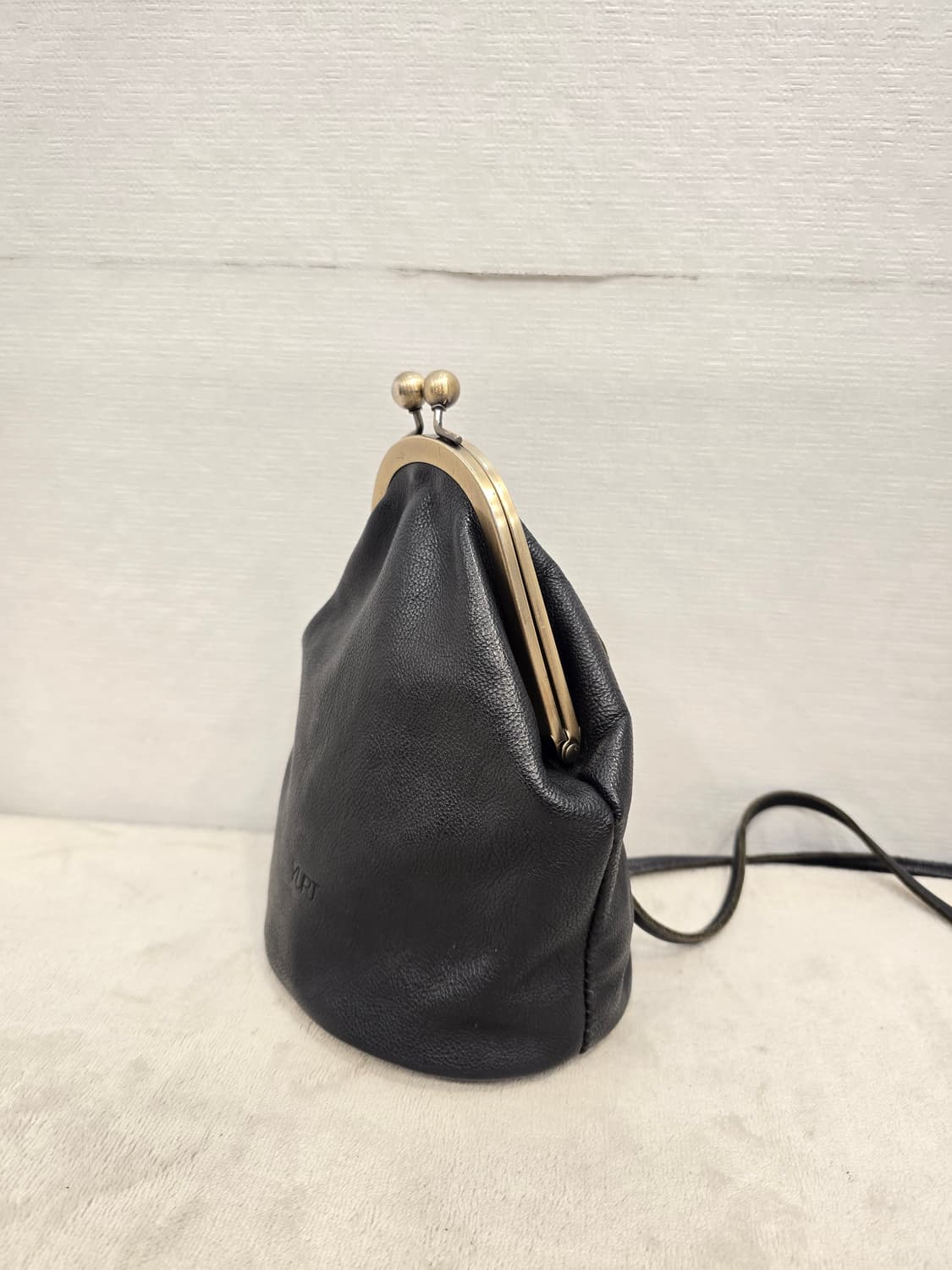 유르트 YURT 쁘아송 블랙 가죽 크로스백 가방 상품이미지4