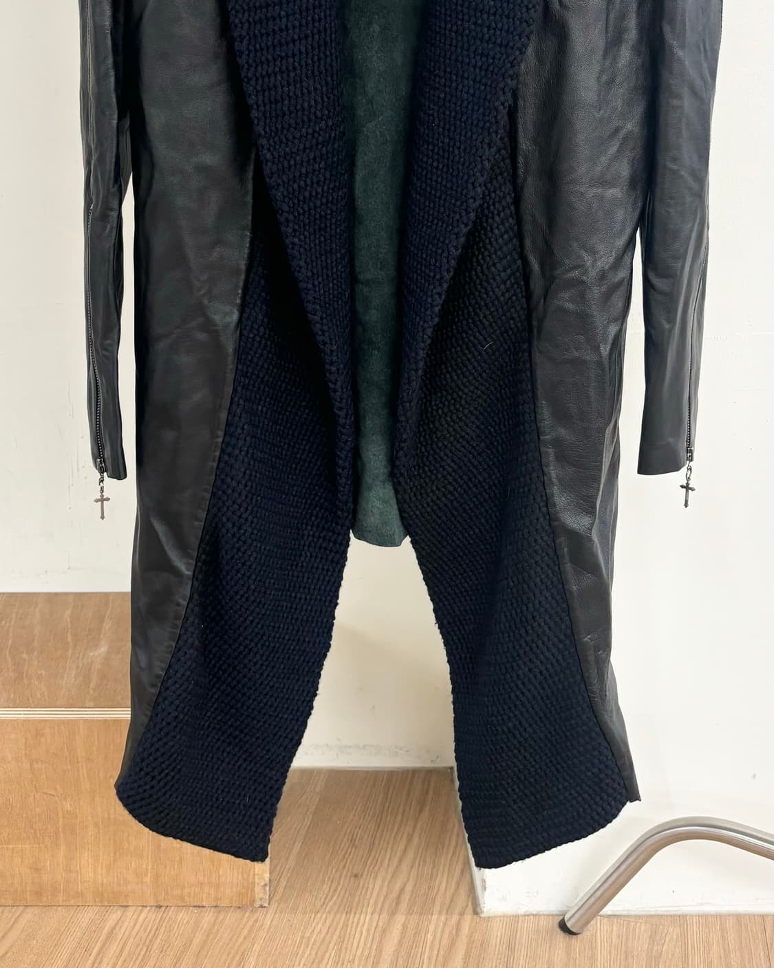 레저렉션 블랙 니트 숄 칼라 레더 롱코트 상품이미지5