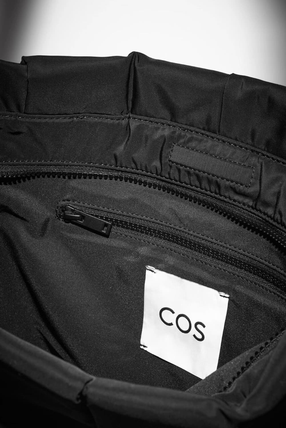 COS oversized drape bag black 상품이미지5