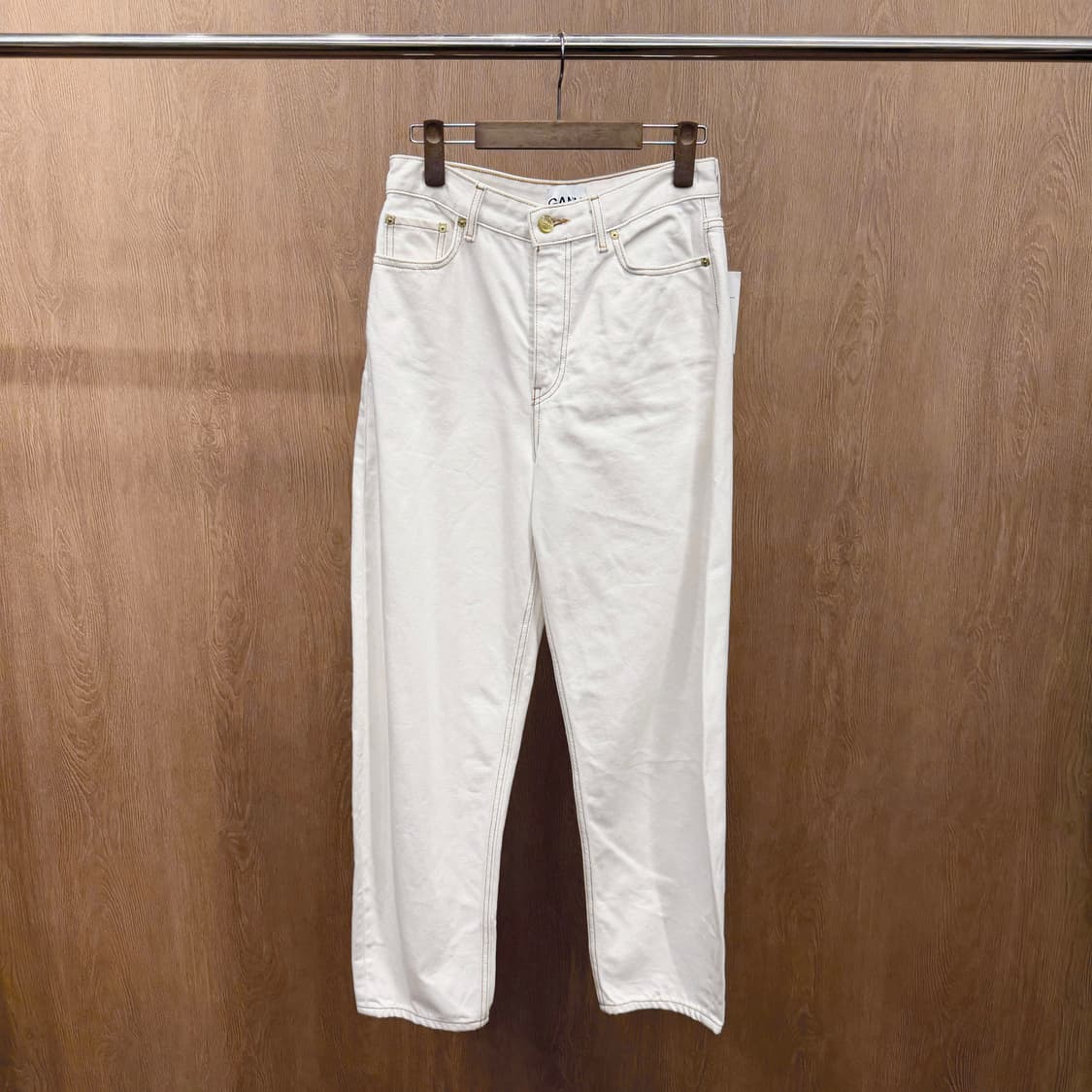 가니 데님 팬츠 백 포켓 로고 라벨 옐로우 스티치 포인트 디테일 화이트 상품이미지2
