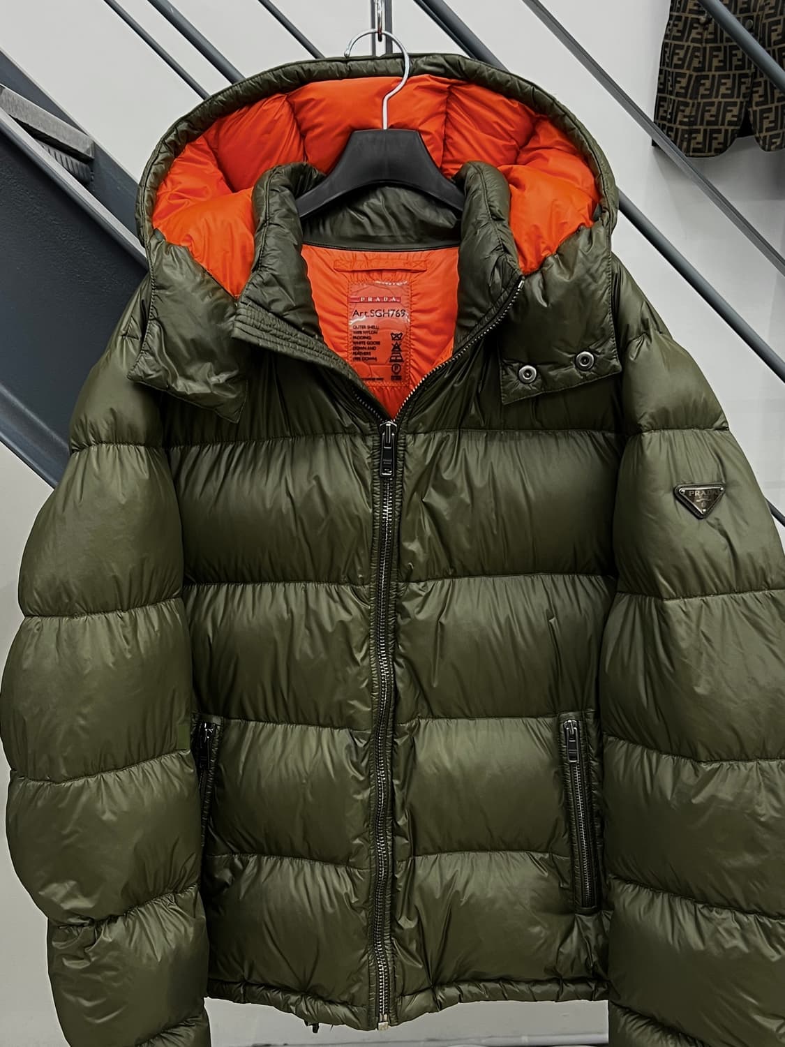 프라다 삼각로고 나일론 후드 패딩 상품이미지2