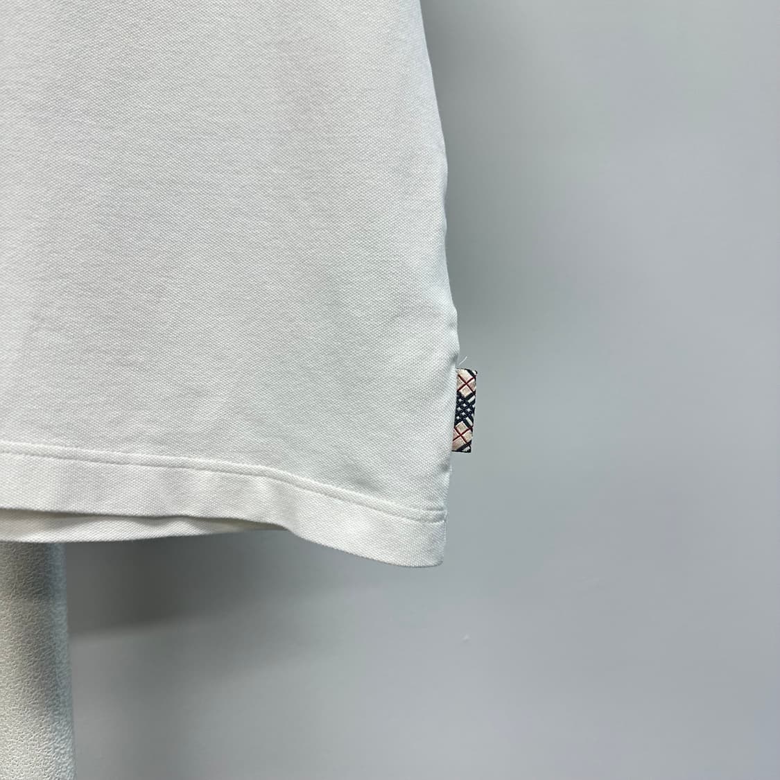 버버리 체크 디테일 오픈 카라티 상품이미지6
