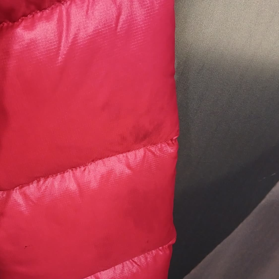 노스페이스 700 눕시 패딩 블랙/레드 상품이미지4