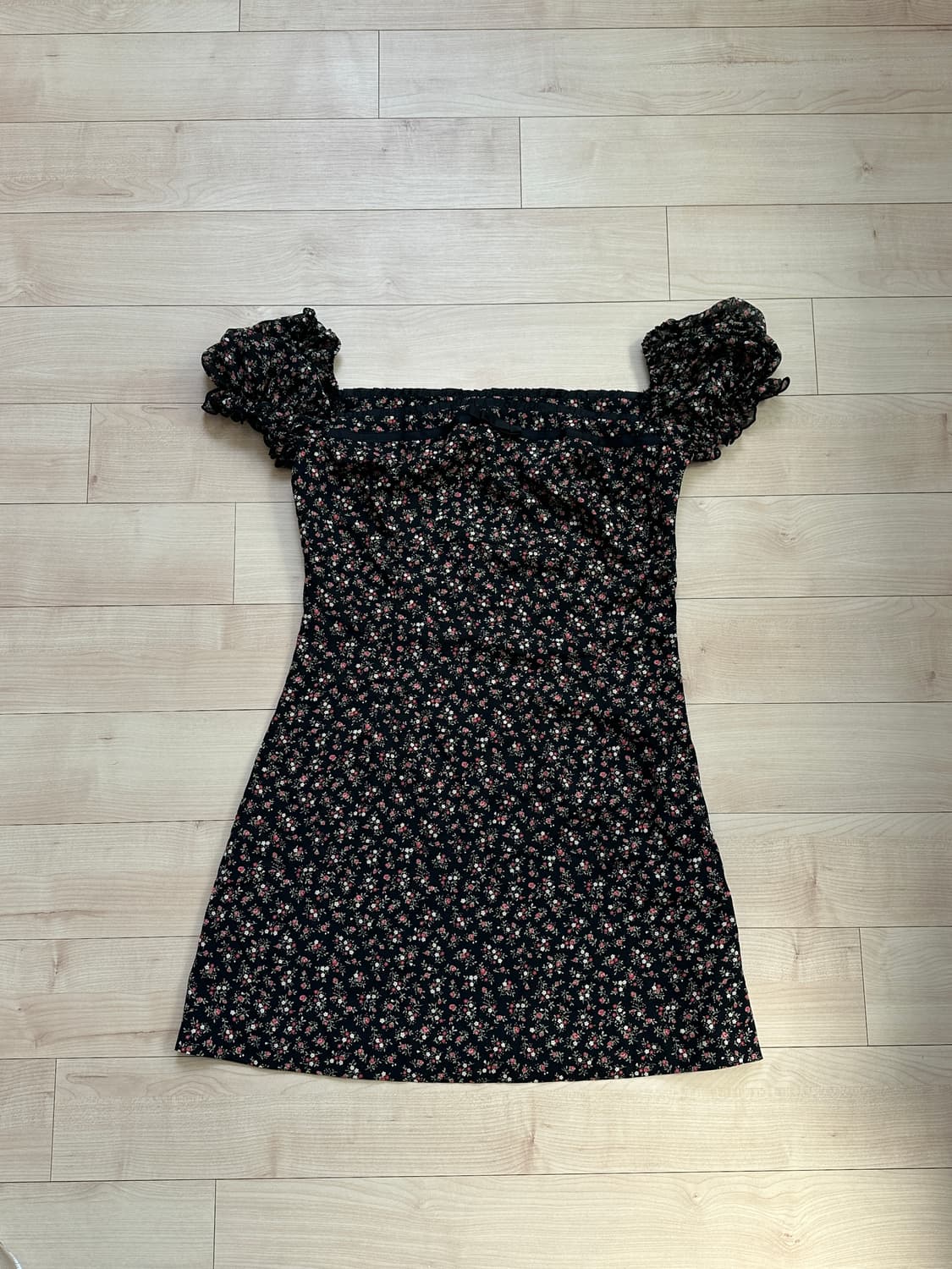 오드원아웃 플라워 퍼프 블랙 미니 원피스 s사이즈 입니다. 상품이미지3