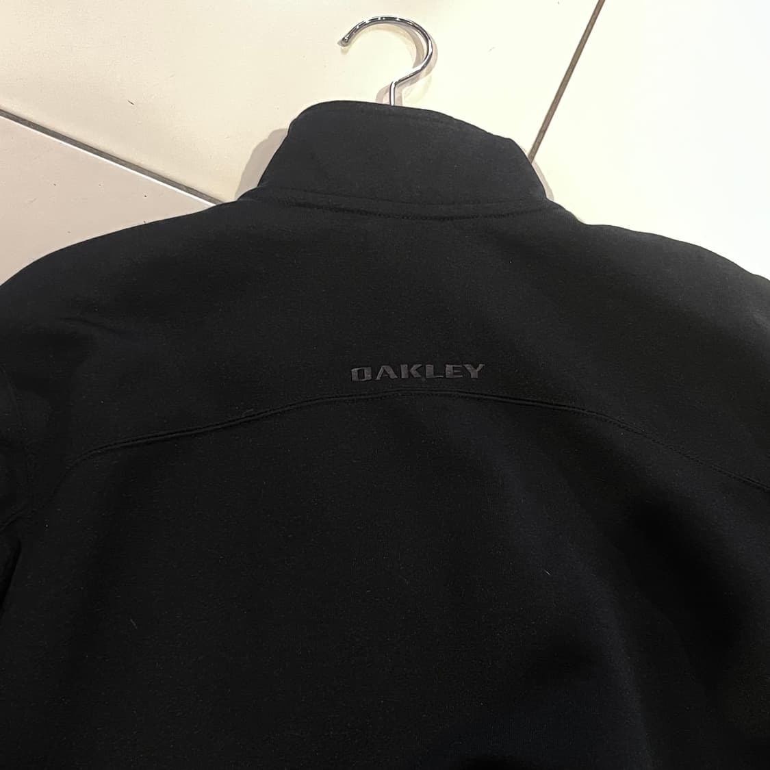 오클리 블랙 미니멀 트랙탑 상품이미지3