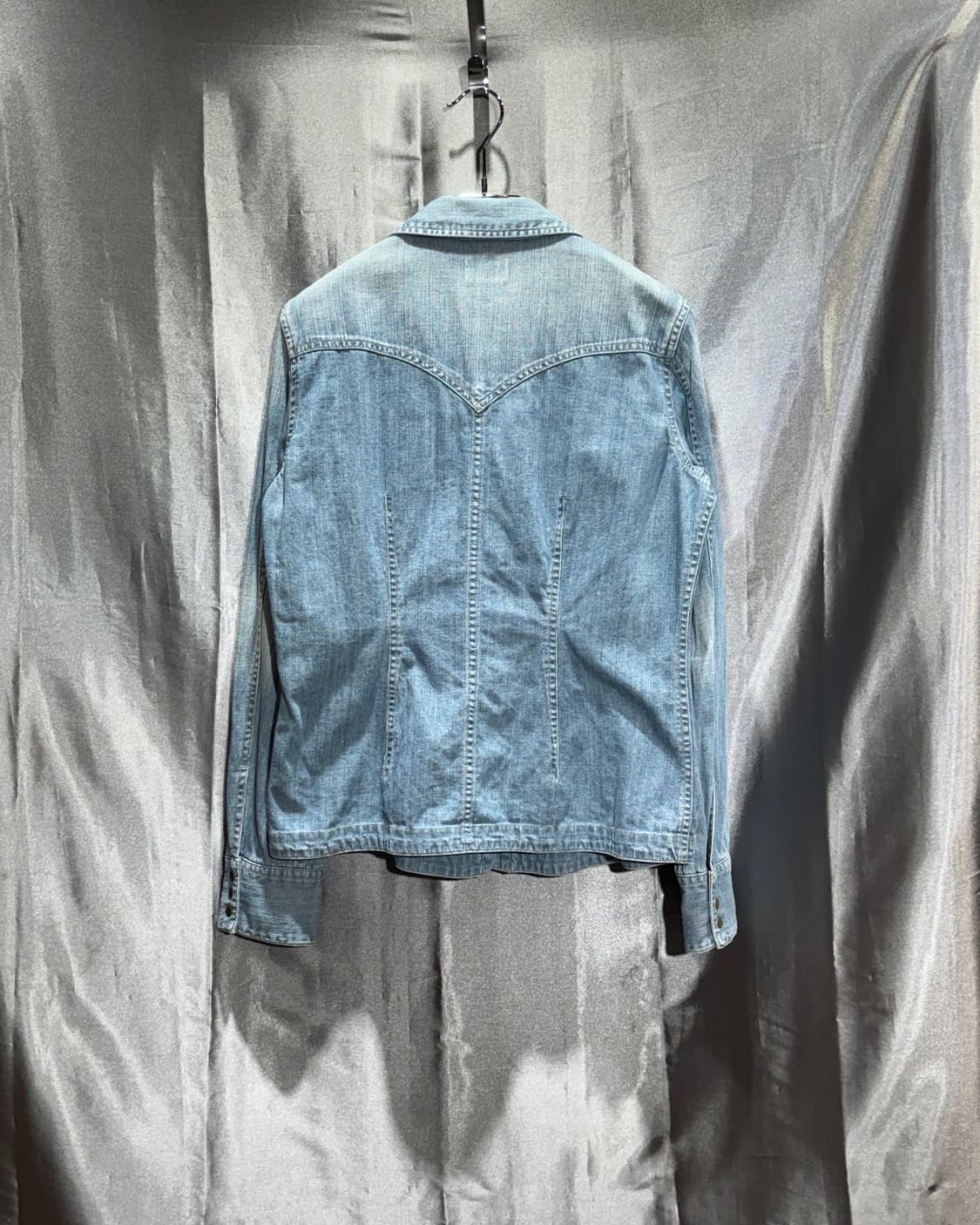 L Levis 리바이스 우먼스 워시드 절개 투포켓 데님셔츠 상품이미지3