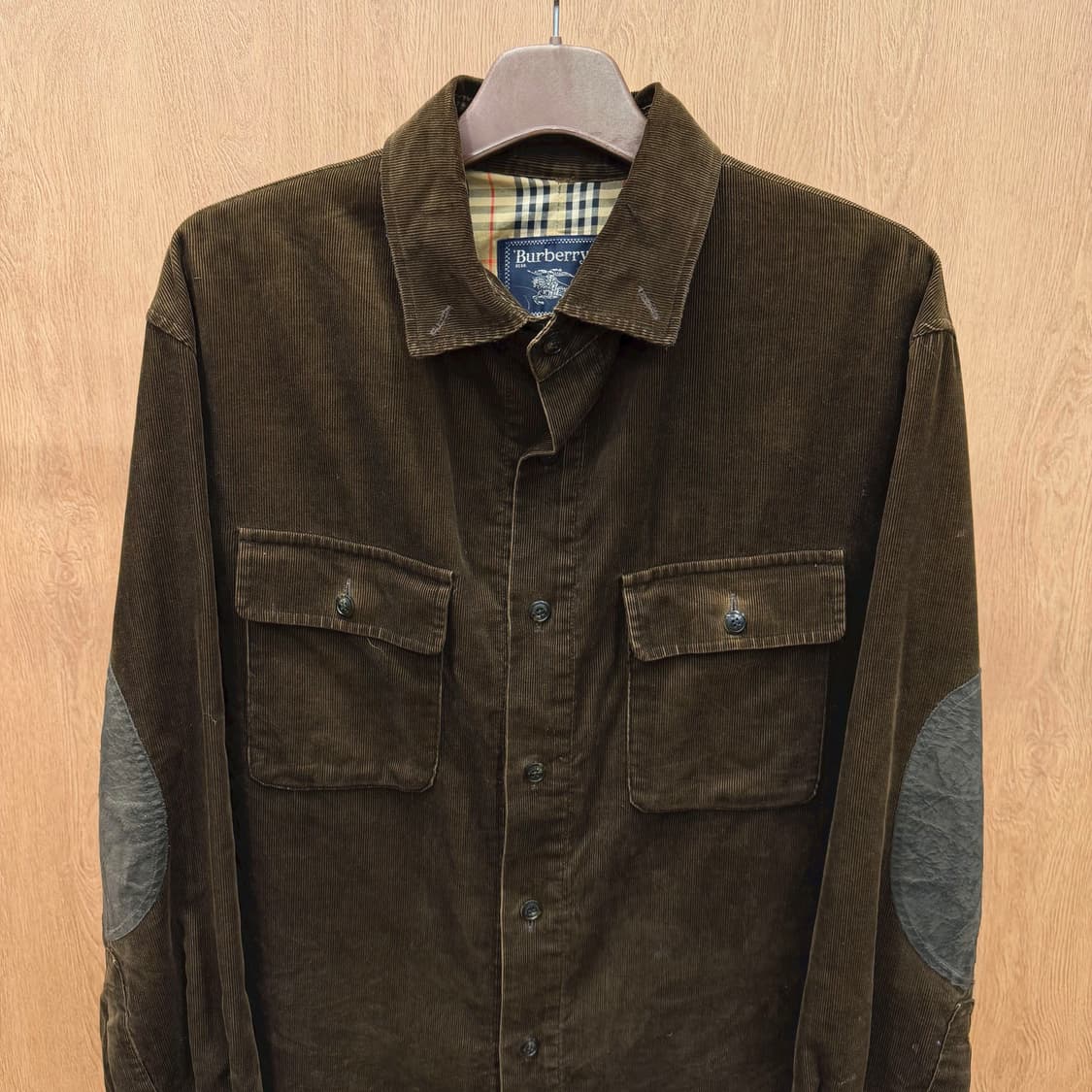 버버리 코듀로이 셔츠 배색 엘보 패치 디테일 레귤러핏 다크 브라운 상품이미지4