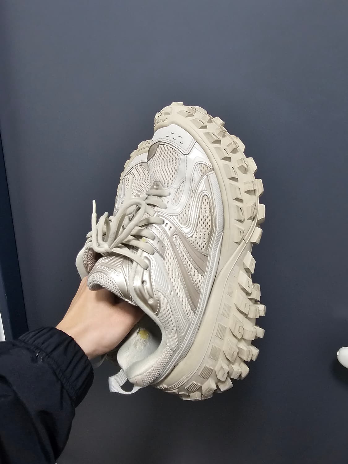 발렌시아가 디펜더 스니커즈 39 베이지 풀구성품 상품이미지1