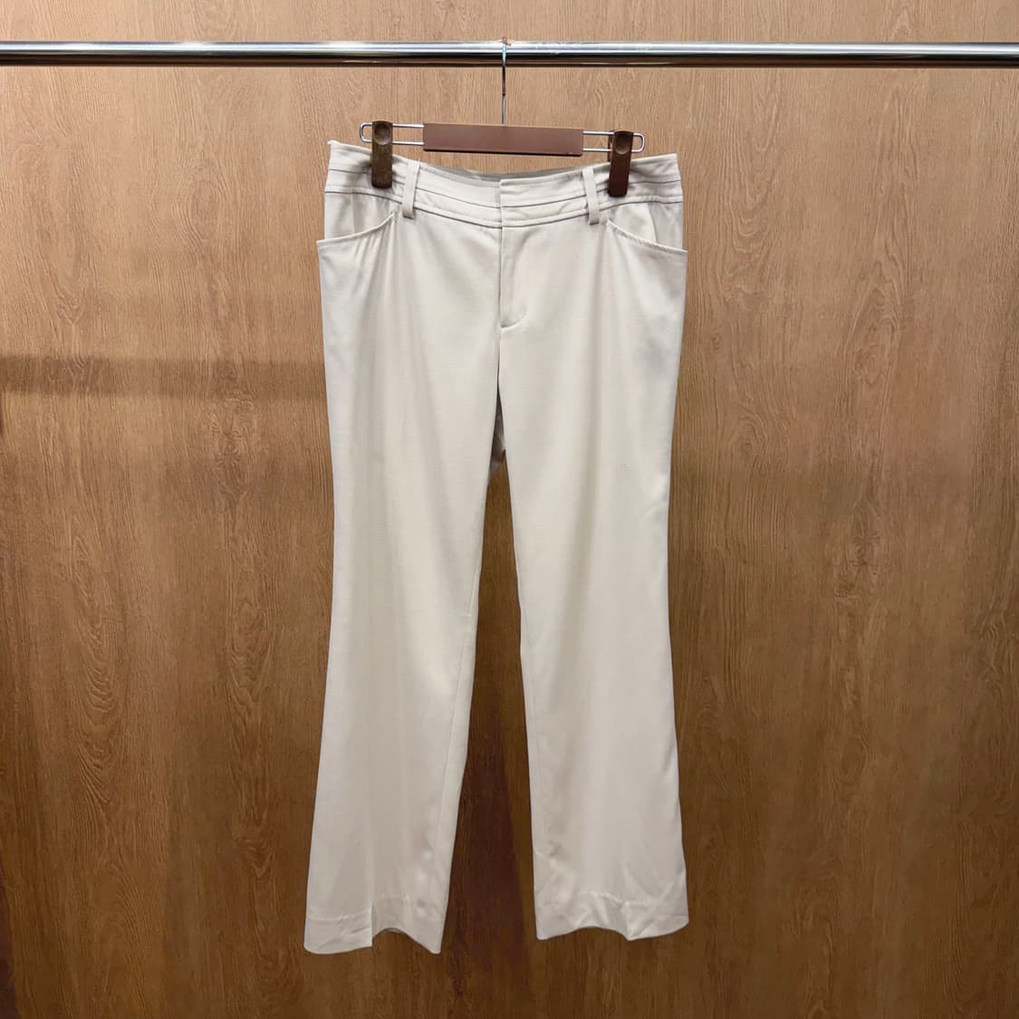 꾸레쥬 슬랙스 팬츠 후면 플랩 포켓 히든 지퍼 디테일 라이트 베이지 상품이미지2