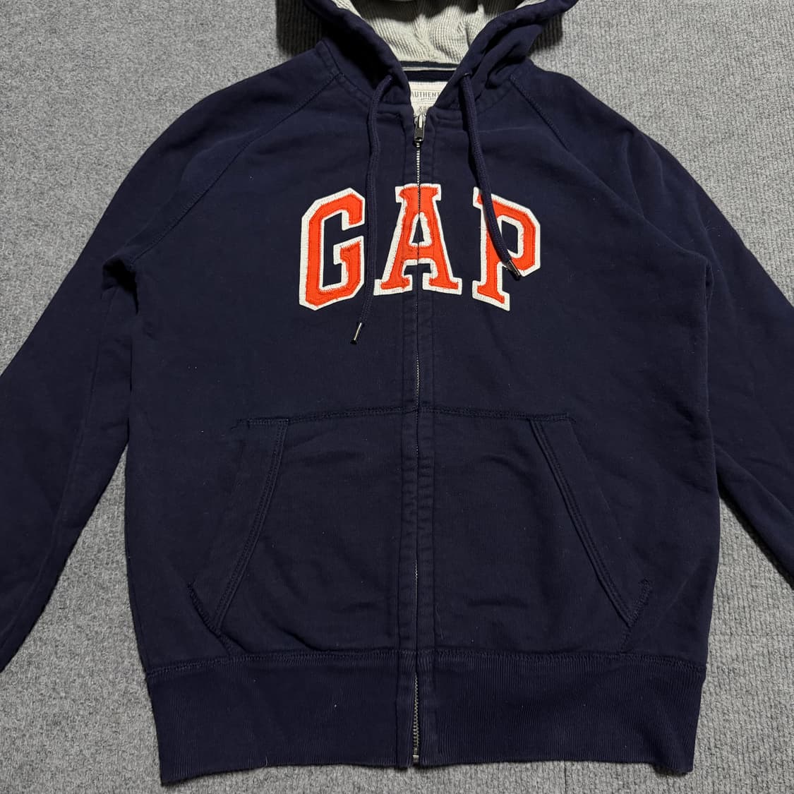 갭 네이비 오렌지로고 후드집업 xs 상품이미지2