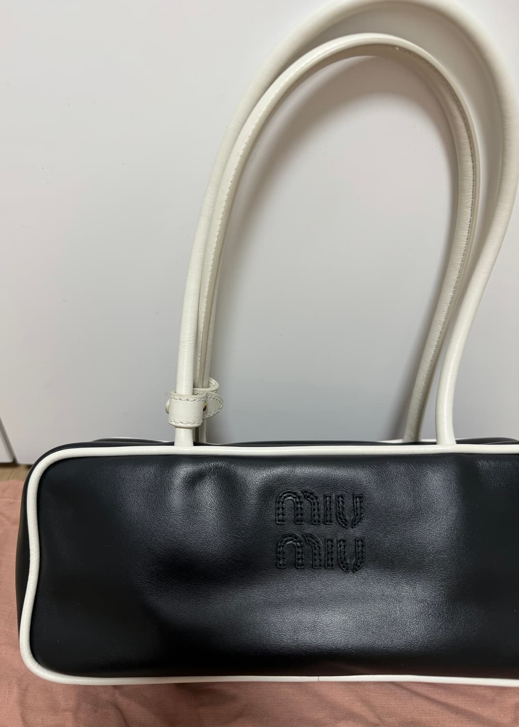 미우미우 보 엠보스 로고 레더 토트백 상품이미지4