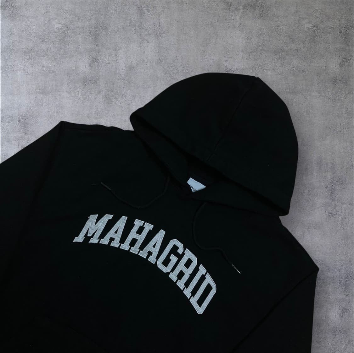 마하그리드 스펠아웃 로고 블랙 후드티 상품이미지2