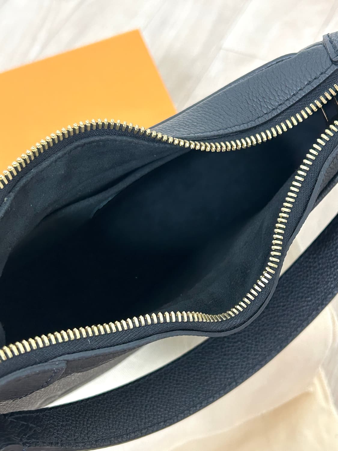 (풀구성) 루이비통 앙프렝뜨 바가텔 호보백 블랙 상품이미지9