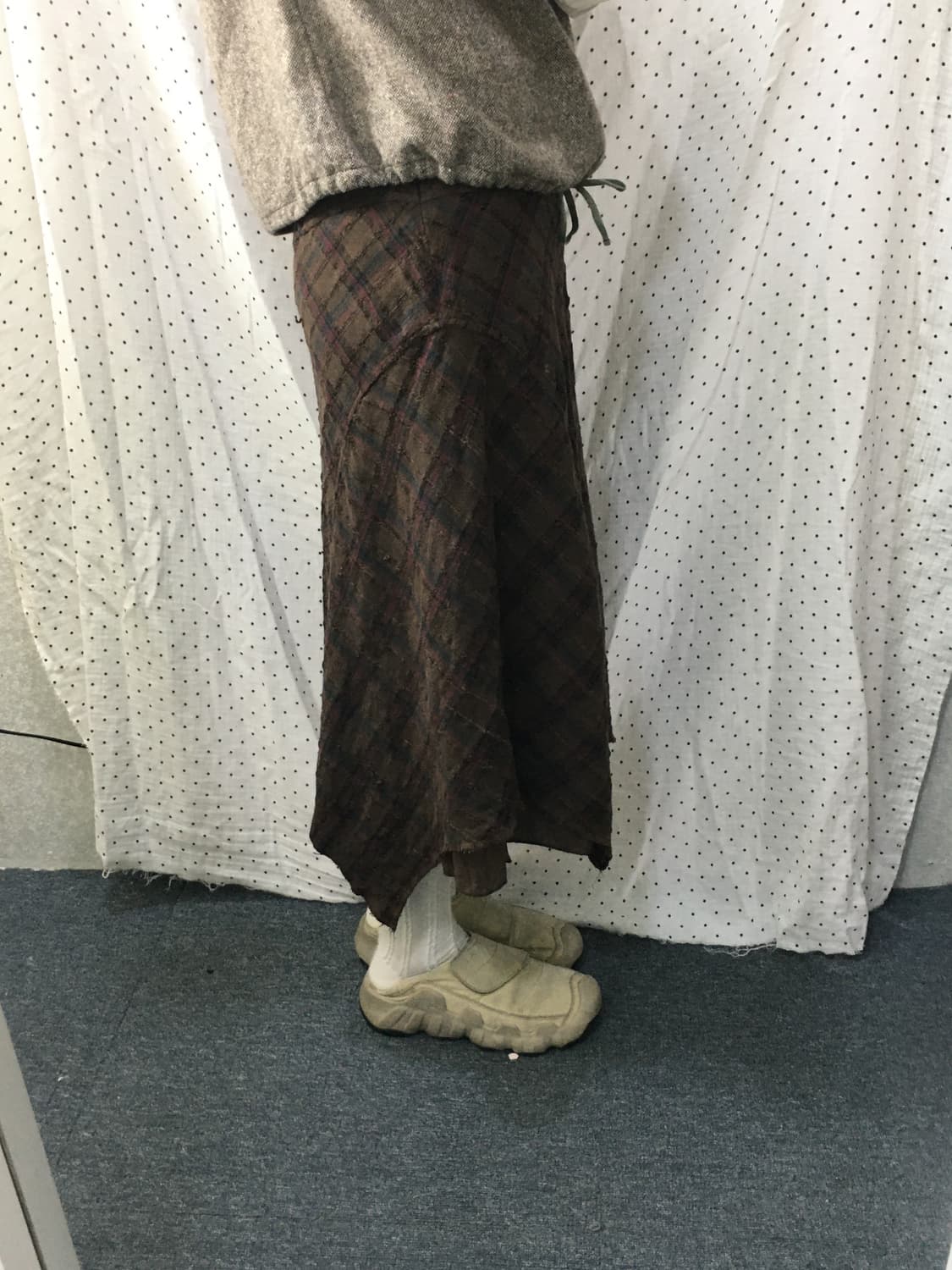 브라운 체크 언발 미디 스커트 상품이미지5