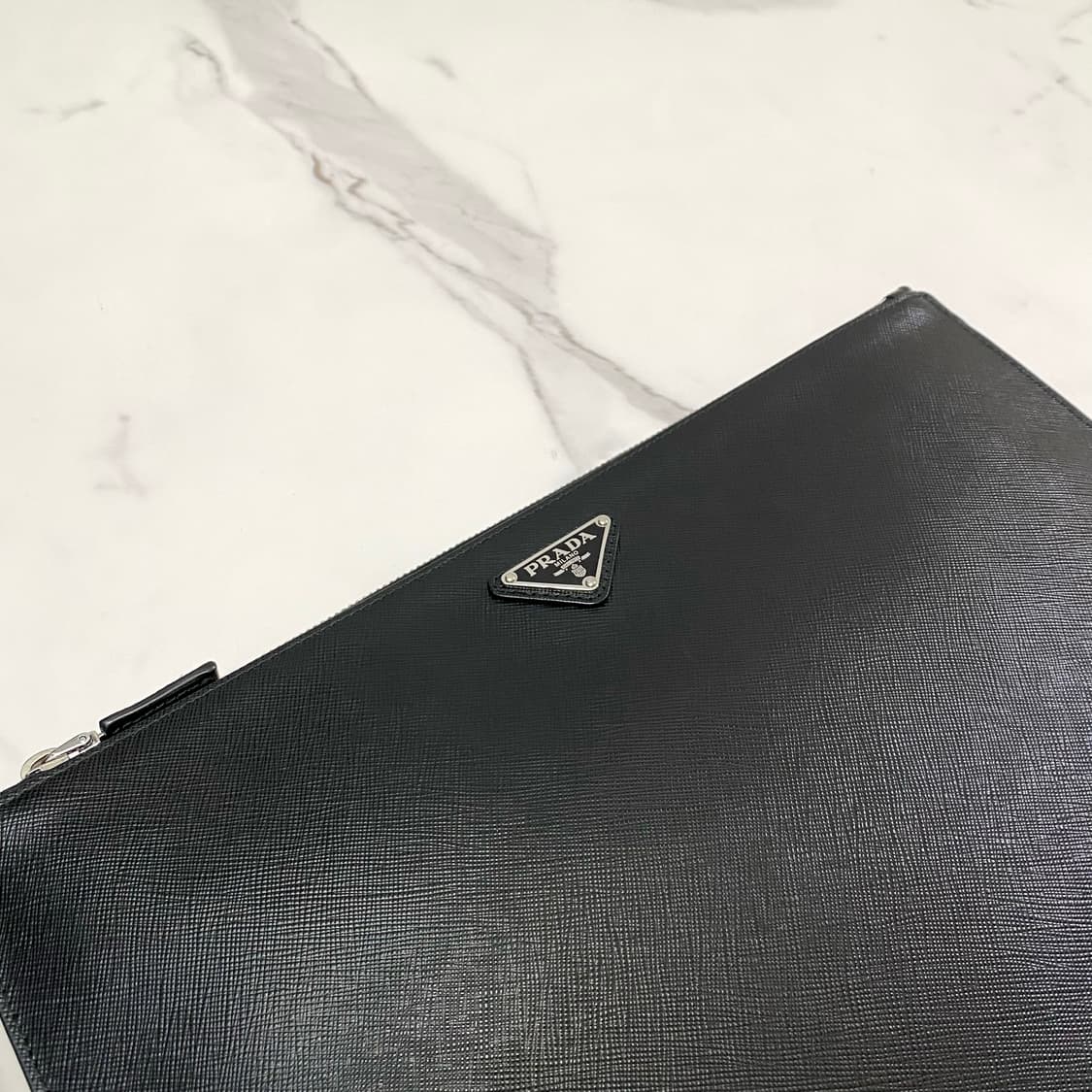 거의새것 프라다 사피아노 레더 삼각로고 클러치백 남성 가방 2NG001 상품이미지4