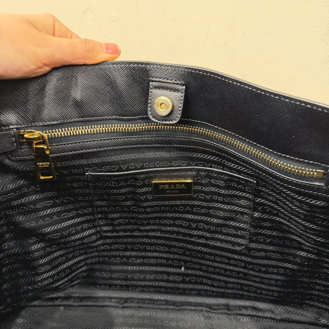 프라다 사피아노 럭스 토트백 삼각 메탈 로고 플레이트 디테일 블랙 상품이미지6