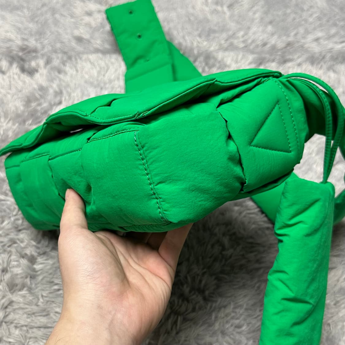 [정품 OS] 보테가베네타 패딩 카세트백 그린 상품이미지5