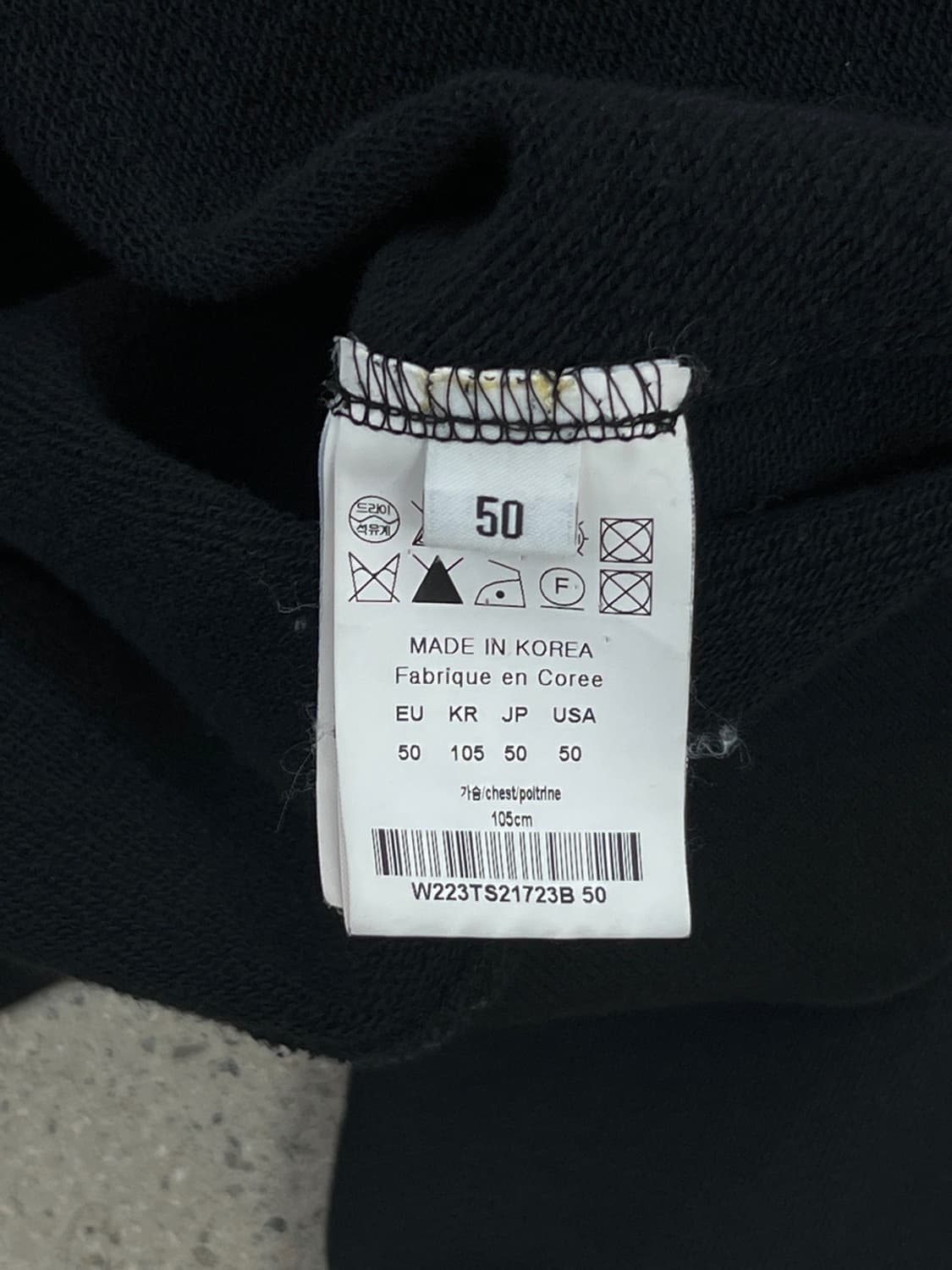 우영미 스퀘어라벨 블랙 맨투맨 상품이미지9