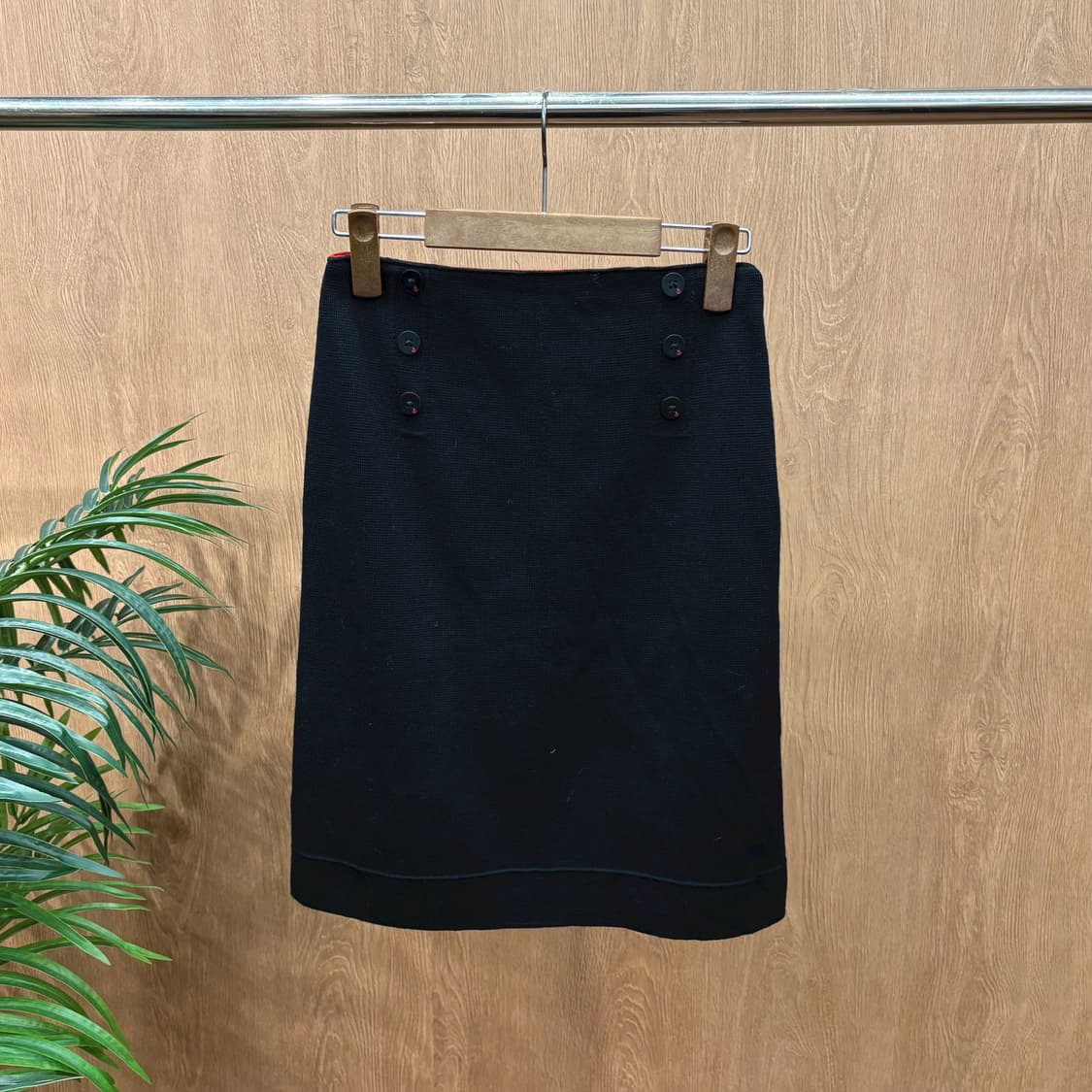 세인트 제임스 미디 스커트 사이드 버튼 레드 닻 디테일 블랙 상품이미지1