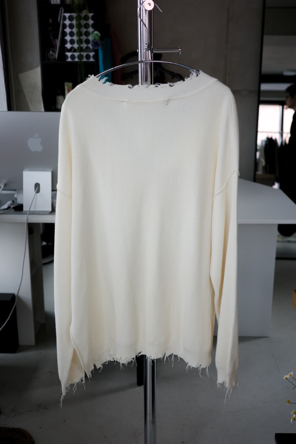 Perverze 퍼버즈  브이넥 데미지 니트 상품이미지2