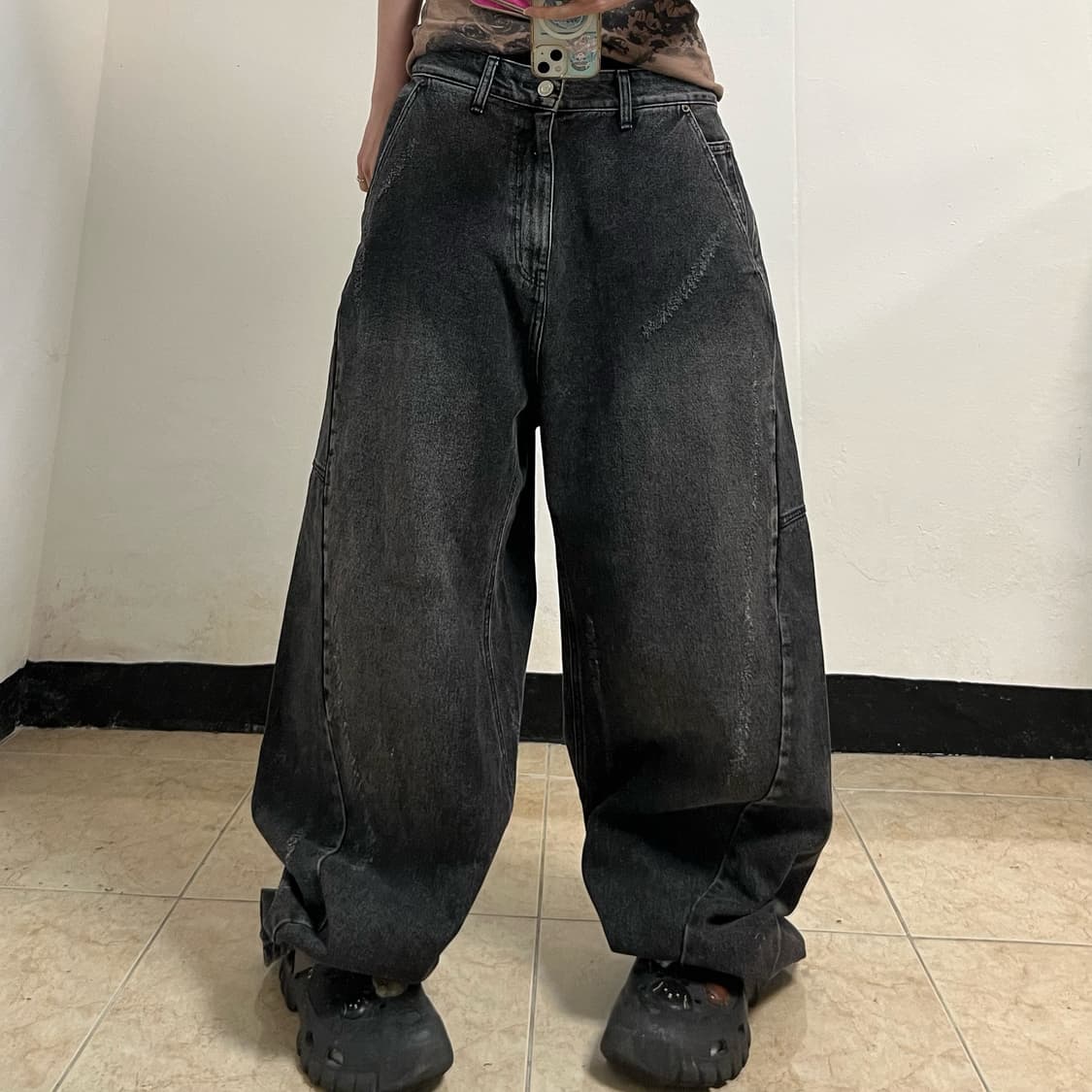IEY Black Washed Curved Pants 상품이미지1