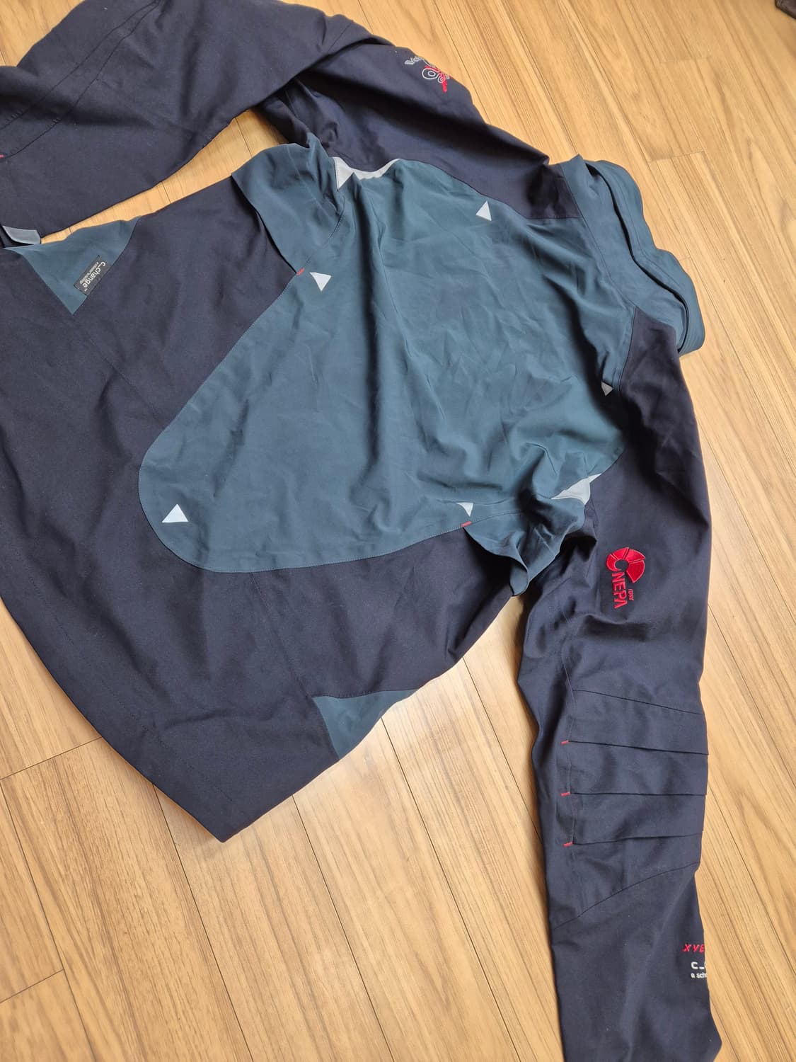 네파 남성 바람막이 자켓입니다. 짙은 색상이라 때 탈 걱정 없이 편하게  상품이미지2