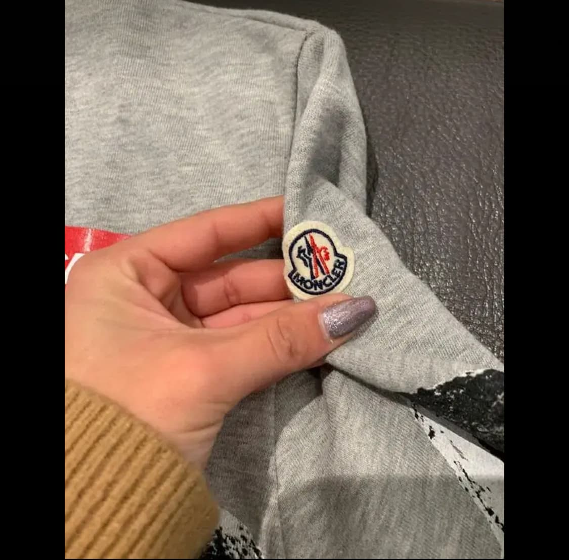 몽클레어 남성용 그레이 맨투맨  정품 팝니다 상품이미지3