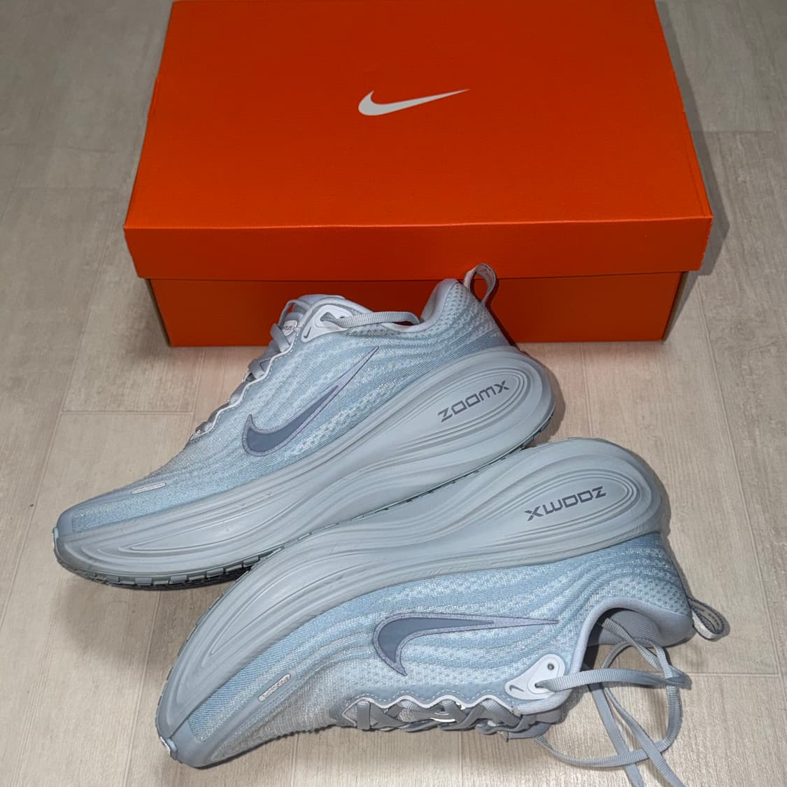 (270) 나이키 보메로 플러스 풋볼그레이 런닝화 상품이미지3