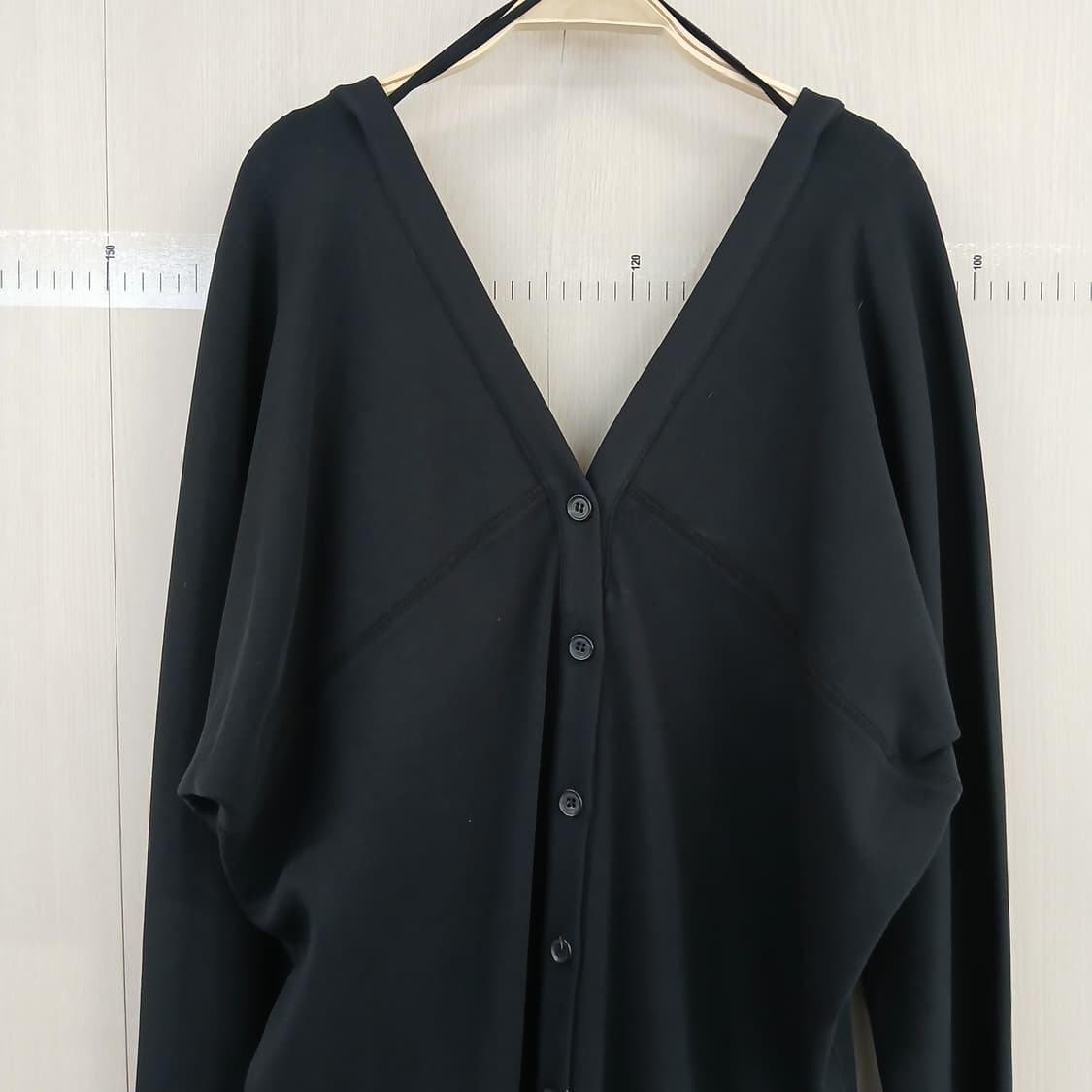 COS 블랙 브이넥 롱 원피스 단추 포인트 상품이미지2