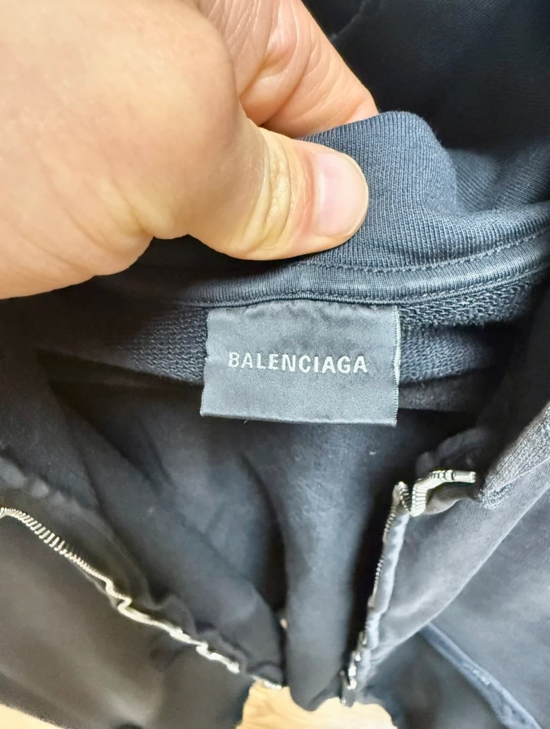 발렌시아가 테이프 타입 후드 집업 페이드 블랙 팝니다 상품이미지4