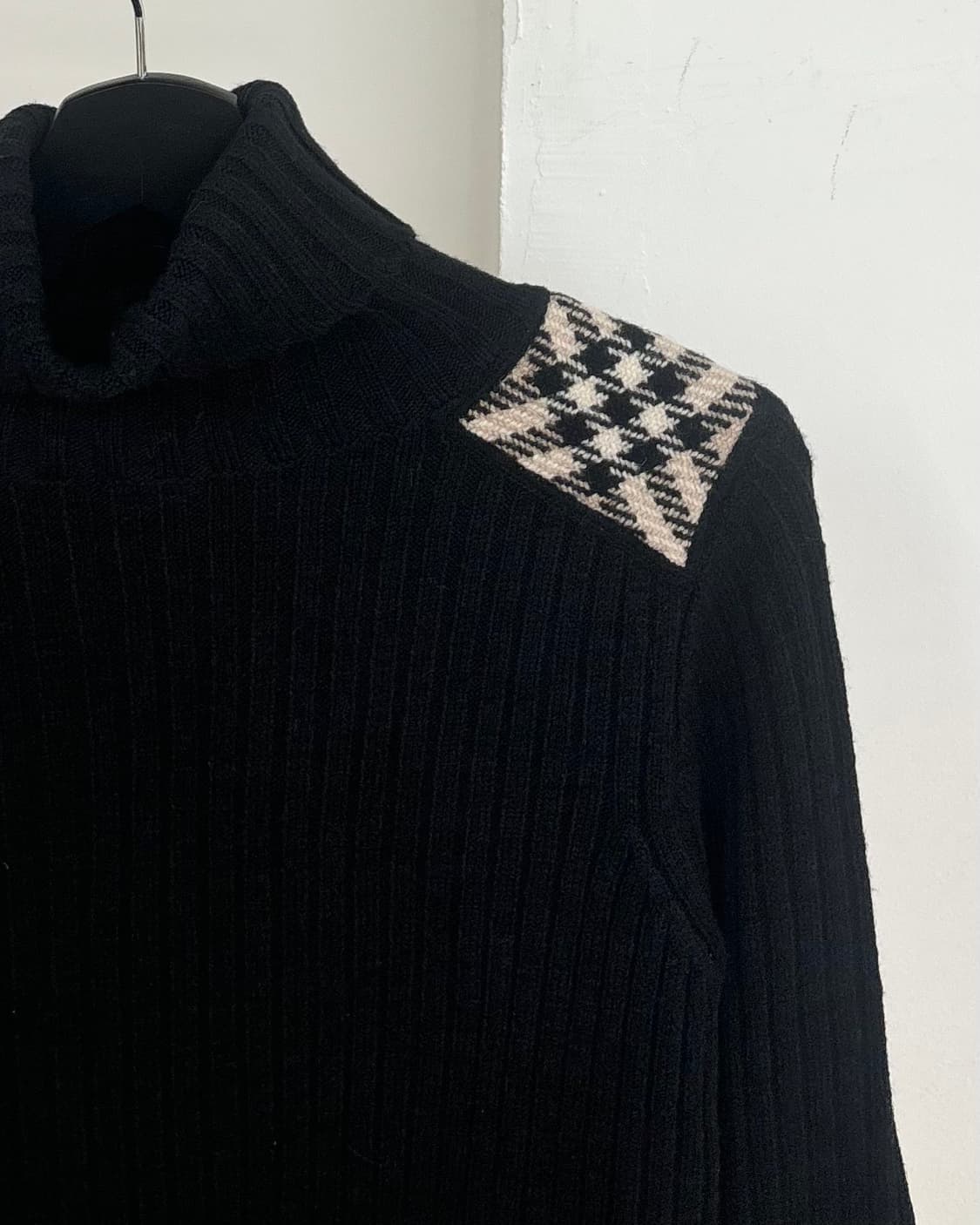 버버리 블랙 노바체크 숄더 터틀넥 니트  상품이미지4