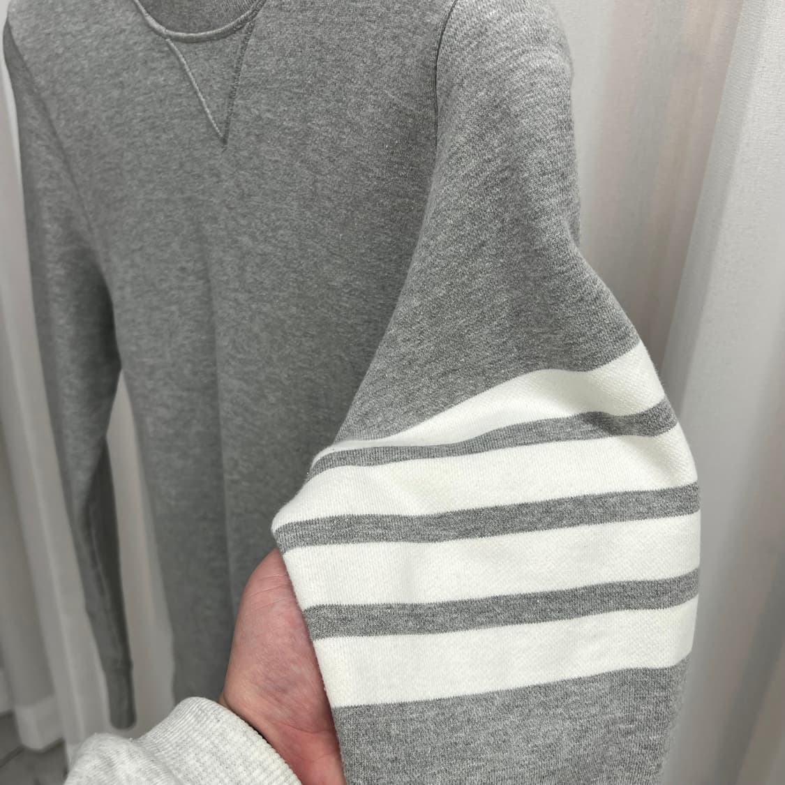 톰브라운 사선완장 맨투맨 그레이 (2사이즈) 상품이미지3