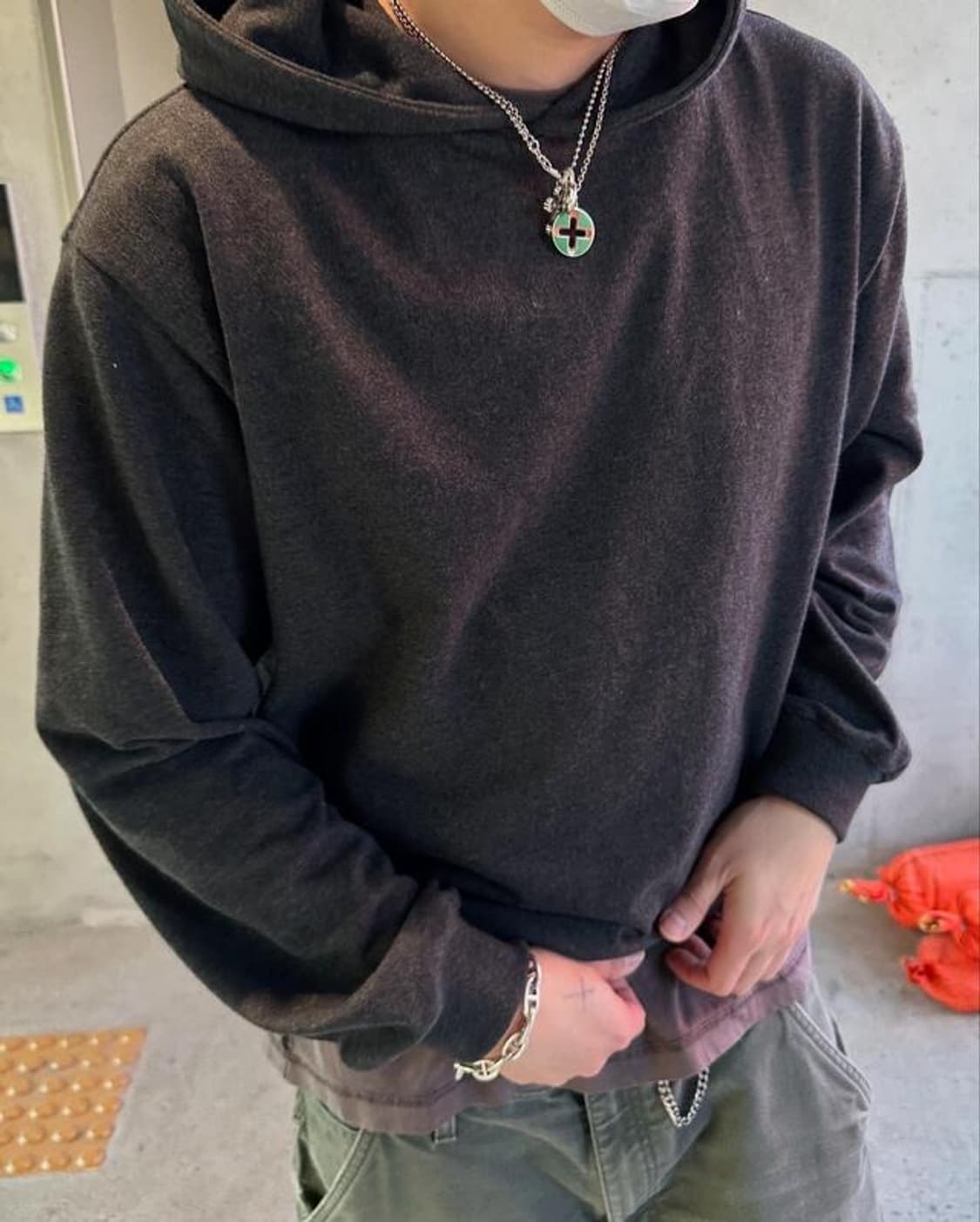 [OS] 언타이틀드아이딜  크롭 후디 팝니다 상품이미지1