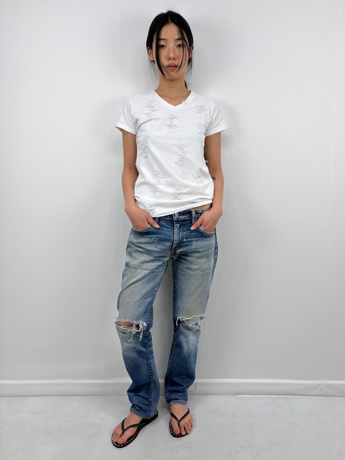 DISTRESSED V NECK TEE 상품이미지4