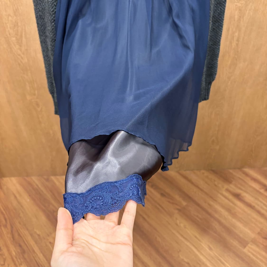 사카이 브이넥 울 롱 긴팔 니트 실크 쉬폰 레이어링 디테일 차콜 네이비 상품이미지6