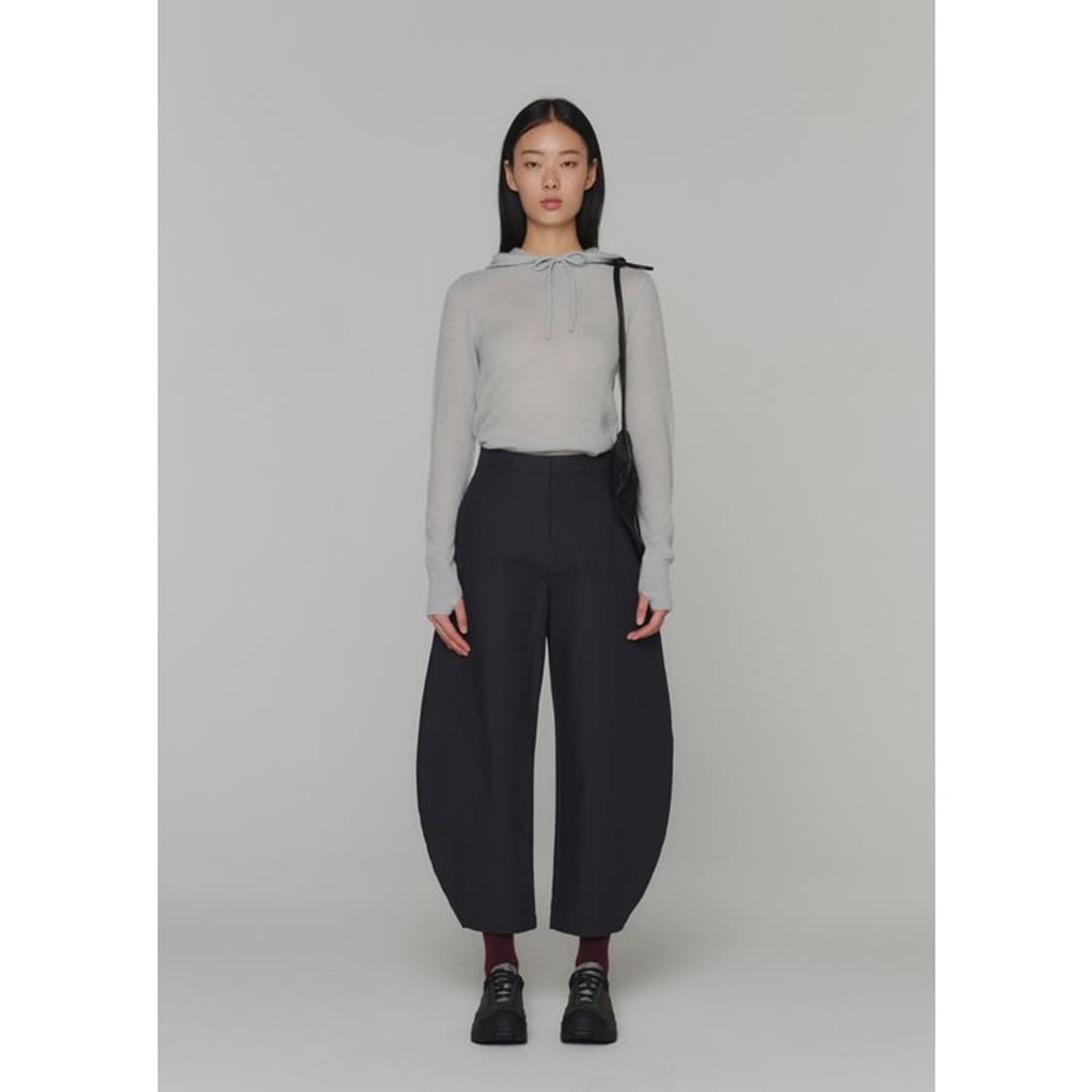 아모멘토 커브드 레그 팬츠 차콜 0사이즈 상품이미지1