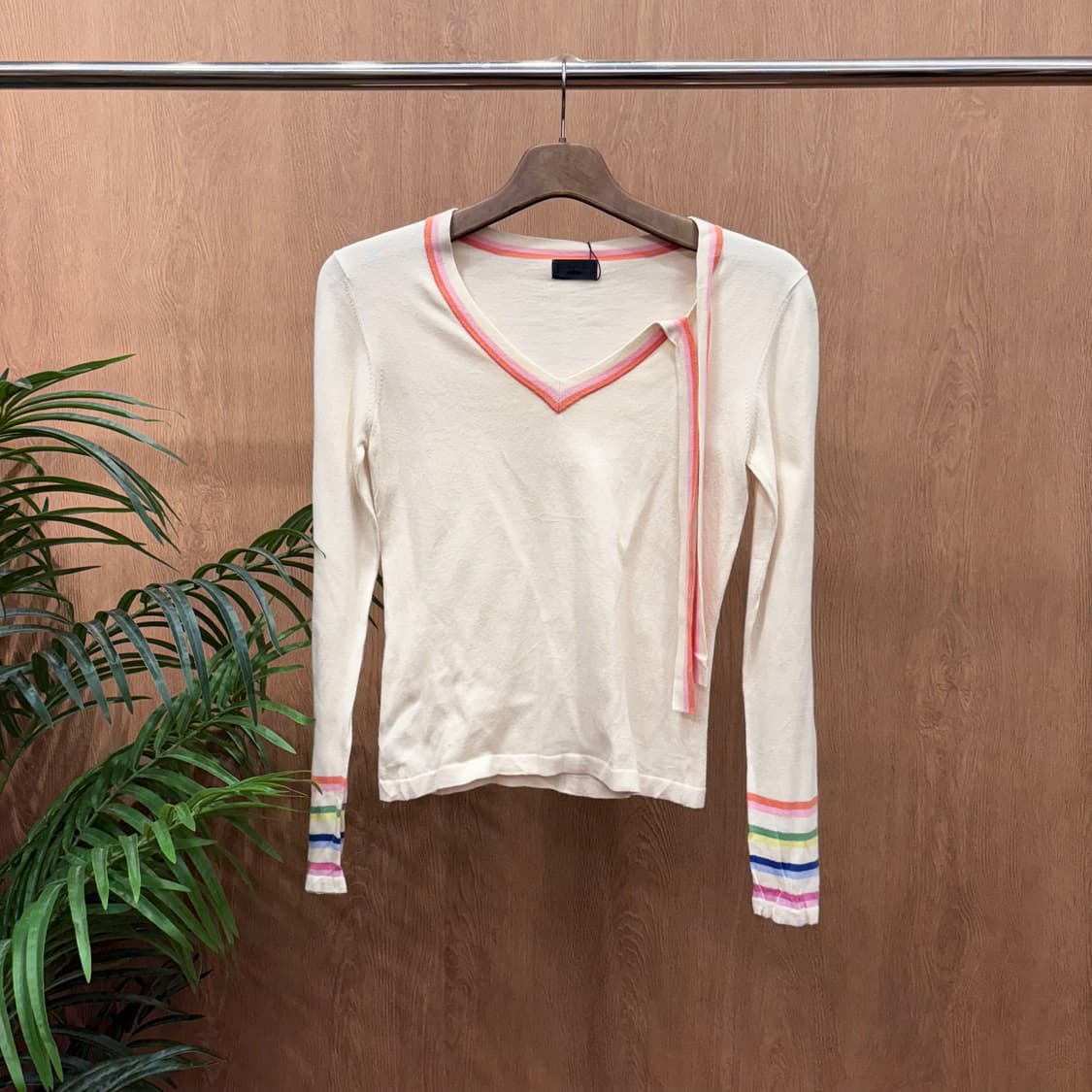 폴스미스 브이넥 롤슬리브 니트톱 소매 레인보우 스트라이프 디테일 베이지 상품이미지1