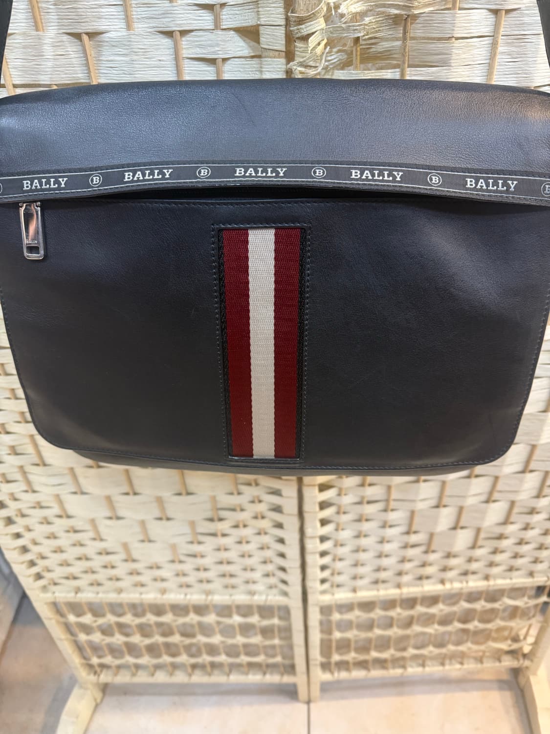 정품 발리 하비 메신저 크로스백 팝니다 상품이미지2