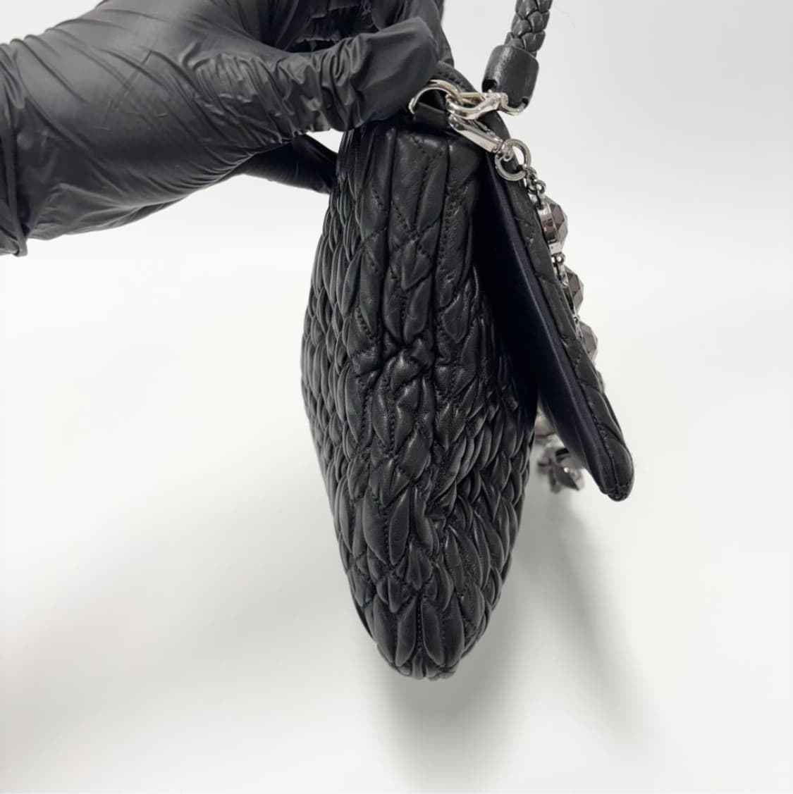 미우미우 아이코닉 나파 크리스탈 숄더백 상품이미지8