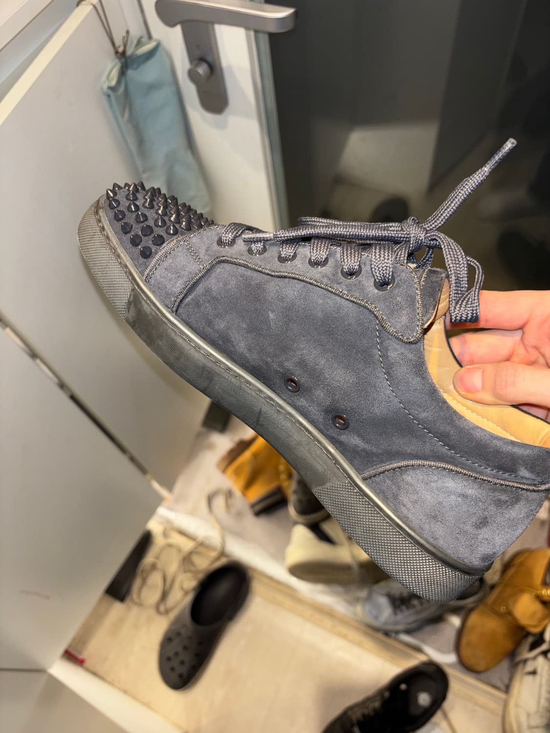 크리스챤 루부탱 스파이크 울라토 로우 42>43사이즈로 교환 합니다 상품이미지1