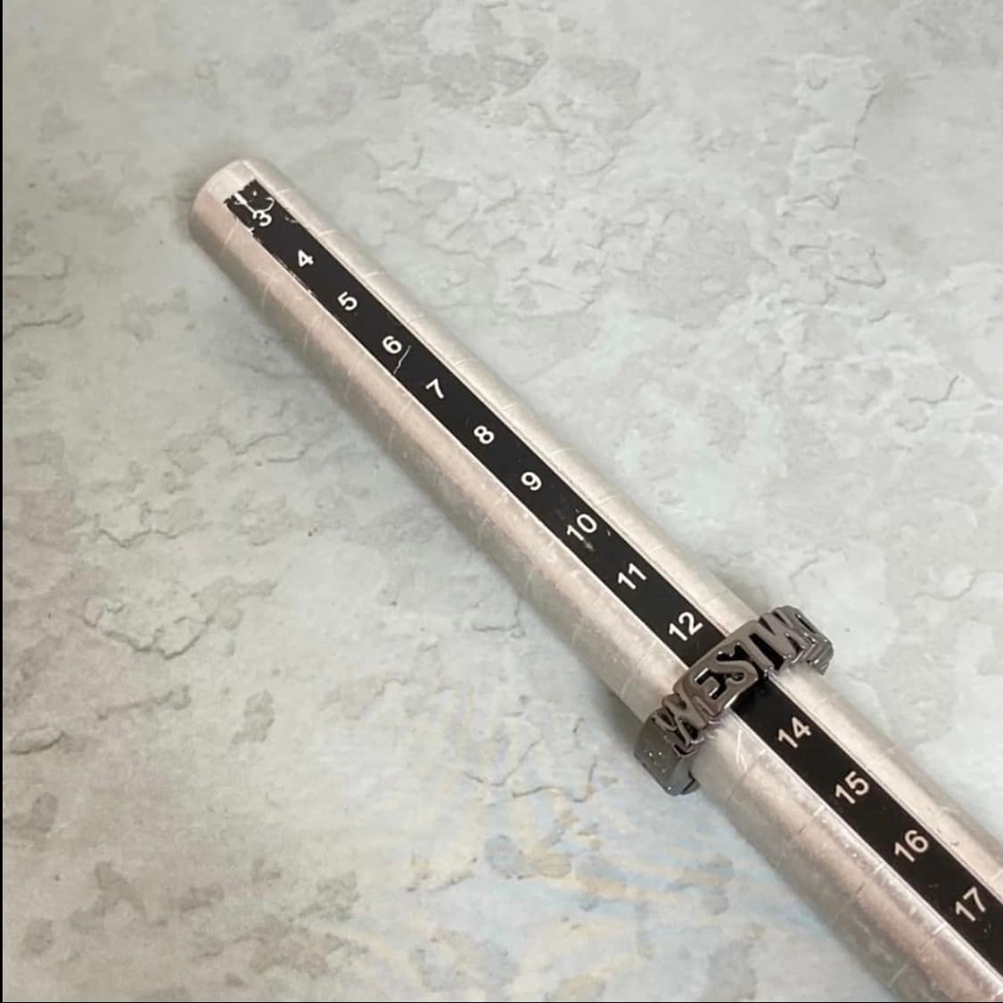 비비안웨스트우드 아카이브 레터링 orb 로고 반지 상품이미지4