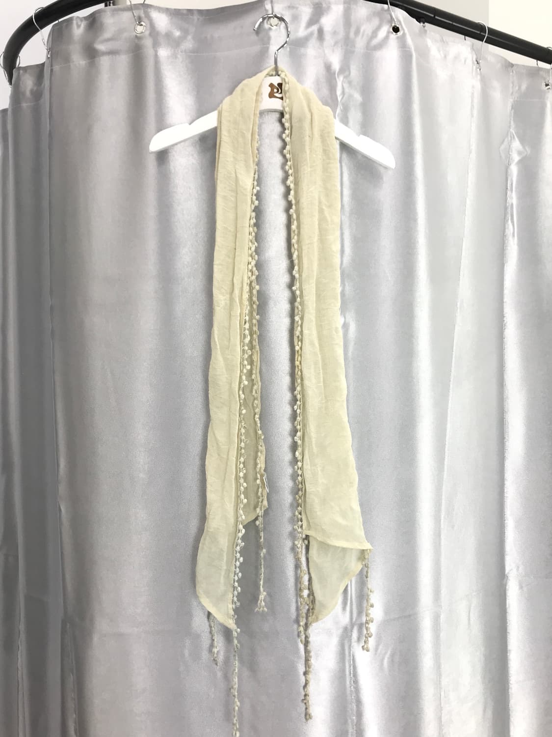 Ivory ball ruffle detail muffler 상품이미지1