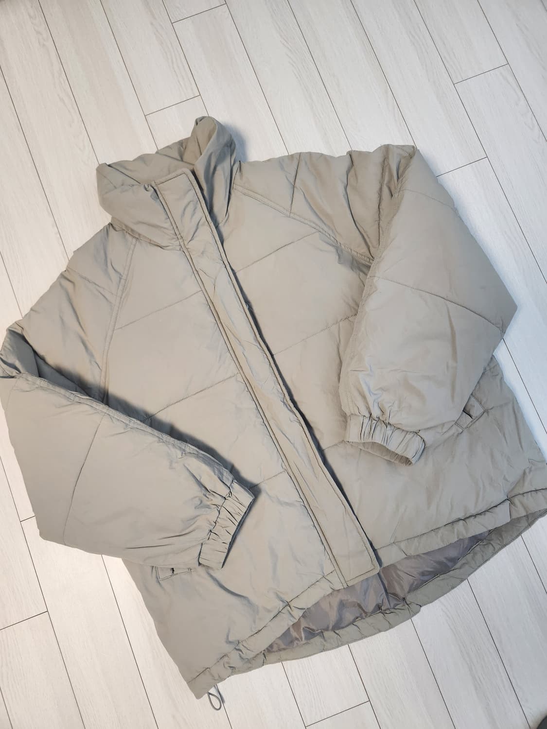 에잇세컨즈 여성 가로 퀼팅 웰론 쇼트 푸퍼 패딩 점퍼 사이즈m

패딩점퍼 상품이미지1