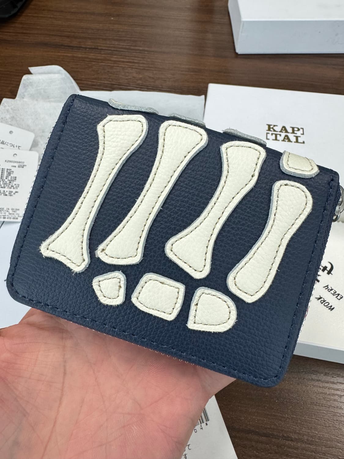 캐피탈 떰즈 업 본 핸드 집 미니 월렛 네이비 색상 상품이미지3