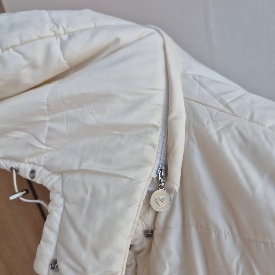 버버리 블루라벨 하트참 아이보리 패딩 (모자 탈부착 가능) 상품이미지8